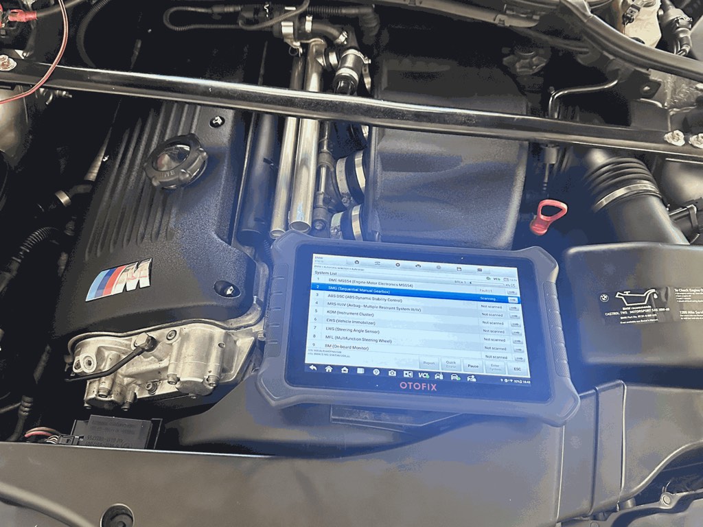 Diagnoseverktøy som skanner styreenhetene på en BMW M3